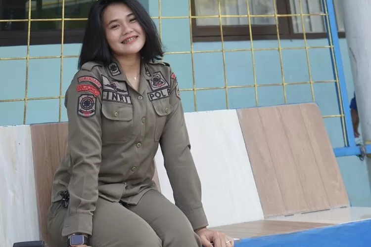 Anggota Satpol PP Kabupaten Bogor Christie Inri Makawimbang. (Inri for metropolitan.id)