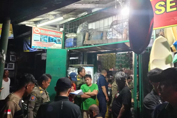 Satpol PP saat merazia salah satu warung kelontong di Cilebut, Kecamatan Sukaraja, Kabupaten Bogor, Jumat, 10 Januari 2025. (Satpol PP)