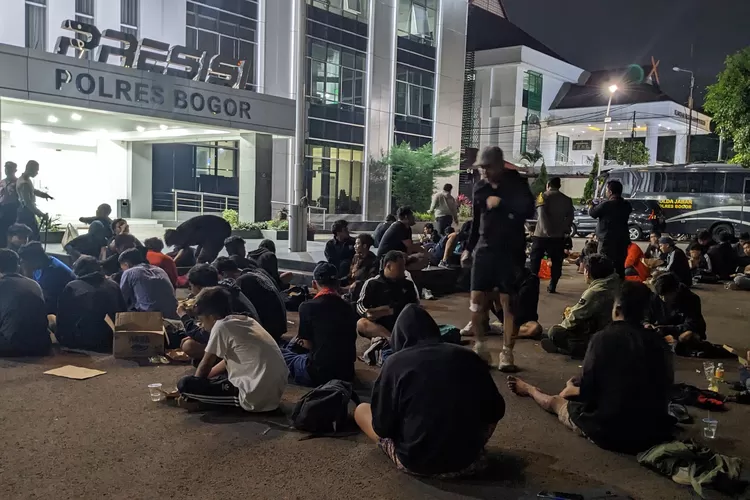 Ratusan&nbsp;suporter PSIS Semarang yang terlibat bentrok dengan suporter Persita Tangerang di Tol Jagorawi, Kecamatan Gunungputri, Kabupaten Bogor, digelandang ke Polres Bogor, Minggu, 12 Januari 2025 malam. (Panca)