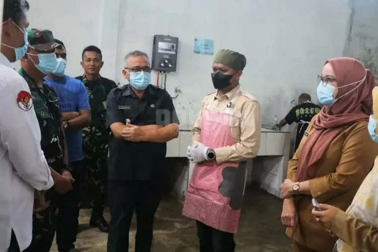 Saat mengecek program Makan Bergizi Gratis, Wakil Bupati Sukabumi Iyos Somantri mengklaim kualitas dan kebersihan makanan terjamin (ist)