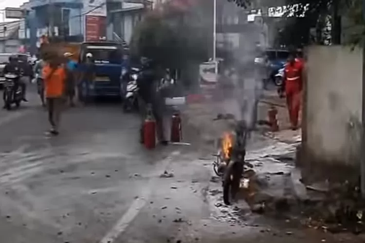 Sepeda motor terbakar di dekat SPBU di Sukabumi (ist)