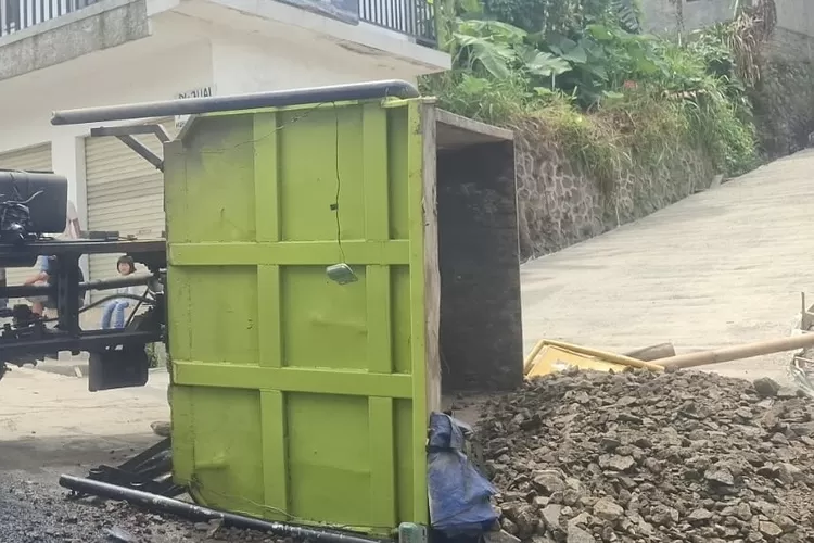 Kecelakaan truk terguling di Desa Pancawati, Kecamatan Caringin, Kabupaten Bogor, Senin, 13 Januari 2025. (Ist)