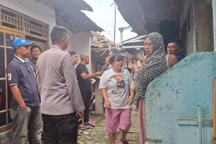 Polisi saat melakukan pengecekan lokasi penemuan mayat di Citeureup, Kabupaten Bogor. (Polres Bogor)