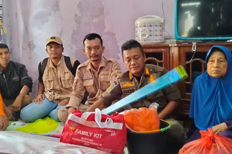Forkopimcam Simpenan Kabupaten Sukabumi menyalurkan bantuan kepada korban kebakaran di Desa Cidadap Sukabumi (ist)