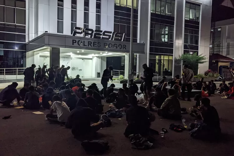 Sejumlah suporter yang terlibat bentrok di Rest Area Bojongnangka, Kecamatan Gunungputri, Kabupaten Bogor, digelandang ke Polres Bogor, Minggu, 12 Januari 2025 malam. (Panca/Metropolitan)