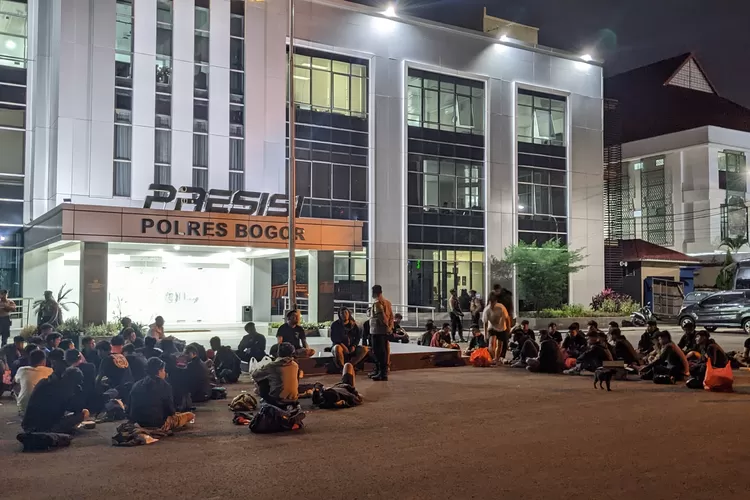 Sejumlah suporter yang terlibat bentrok di Rest Area Bojongnangka, Kecamatan Gunungputri, Kabupaten Bogor, digelandang ke Polres Bogor, Minggu, 12 Januari 2025 malam. (Panca)