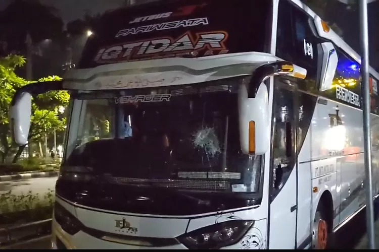 Bus yang mengangkut suporter PSIS Semarang mengalami kerusakan usai dua kelompok suporter bentrok di Tol Jagorawi, Gunungputri, Kabupaten Bogor, Minggu, 12 Januari 2025. (Panca)