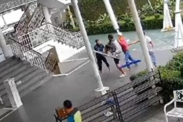 Tangkapan layar WNA terlibat baku hantam dengan marbot masjid di Puncak Bogor, tepatnya di Desa Tugu Utara, Kecamatan Cisarua, Kabupaten Bogor. (Tangkapan layar)