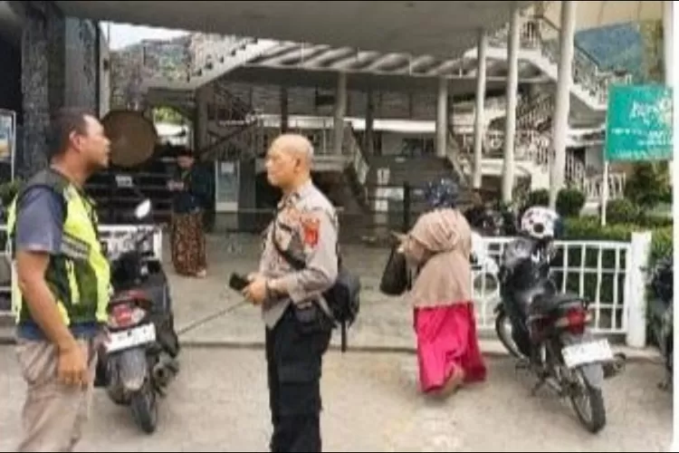 Polsek Cisarua saat melakukan pengecekan di Masjid Al Muqsit Cisarua, Kabupaten Bogor usai viral keributan WNA dan Marbot Masjid. (Polres Bogor)
