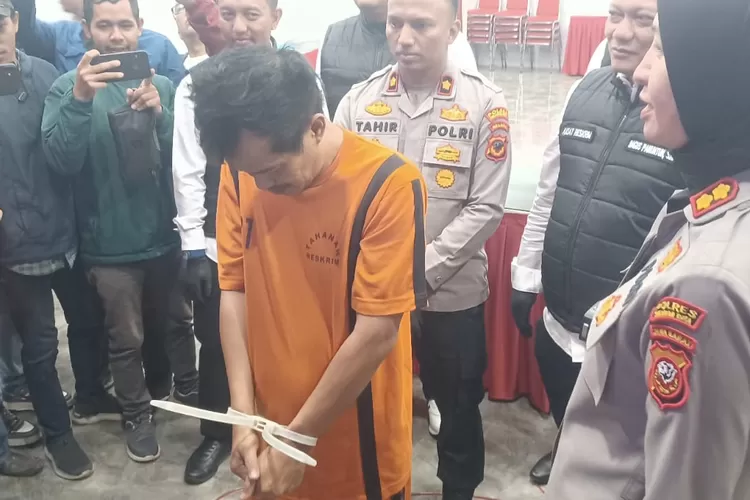 Seorang ayah di Sukabumi tega menggauli anak kandung berkali-kali lantaran punya masalah ranjang dengan sang istri alias ibu si korban (Usep)