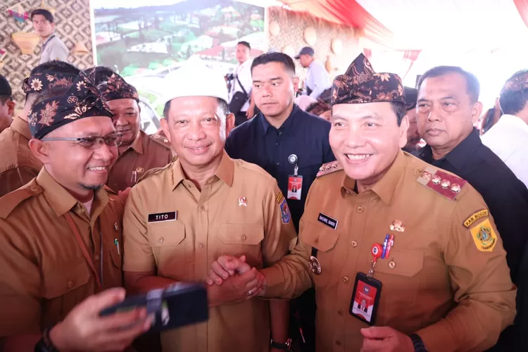 Pj Bupati Bogor Bachril Bakri saat menghadiri Pencanangan Gema Tandan Desa di Desa Cibeureum Kulon, Kecamatan Cimalaka, Kabupaten Sumedang, Rabu, 15 Januari 2025. (Diskominfo)