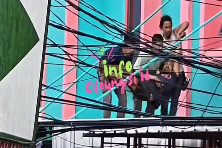 Viral di medsos seorang pria di Cileungsi, Kabupaten Bogor tak sadarkan diri diduga tersengat listrik. (Tangkapan layar Instagram Info Cileungsi)