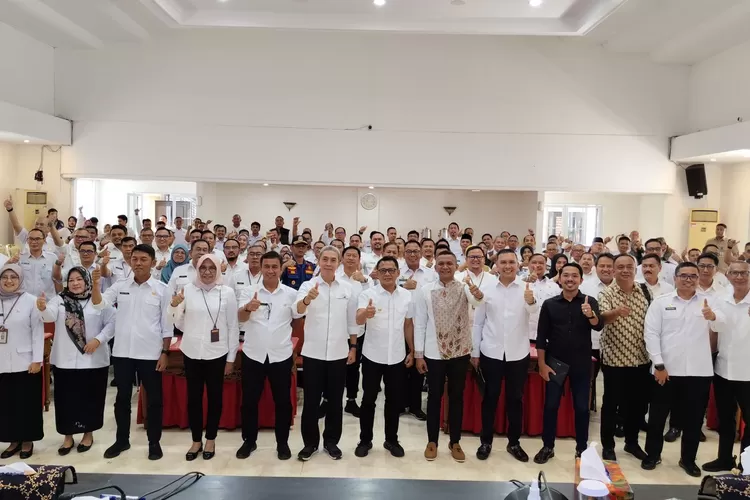 Foto bersama Wali Kota dan Wakil Wali Kota Bogor, Dedie A Rachim dan Jenal Mutaqin bersama jajaran Pemkot Bogor. 