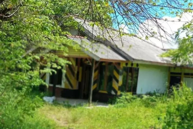 Warga Ujunggenteng Sukabumi geger dengan penemuan mayat yang sudah membusuk di rumah kosong dekat kebun karet (ist)