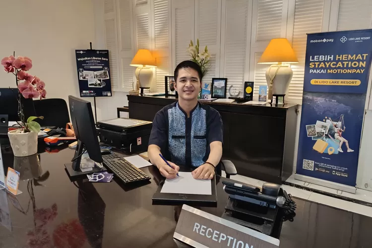 Resepsionis di Divisi Front Office Lido Lake Resort Rizky Akbar, contoh CSR Inspiratif MNC Land Tbk untuk Indonesia. (Ist)