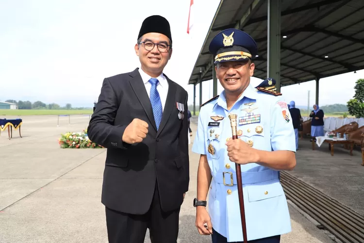 Sekda Kabupaten Bogor Ajat R Jatnika bersama Danlanud ATS&nbsp;Kolonel PNB A Ferdinand Picaulima usai upacara Sertijab Danlanud ATS di Shelter Skadud 6 Lanud ATS, Kecamatan Kemang, Kabupaten Bogor, Kamis, 16 Januari 2025. (Diskominfo)