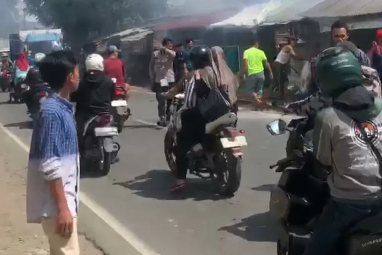 Gegara kebocoran gas, sebuah warung di Jalan Pelabuhan, Cikembar, Sukabumi mengalami kebakaran hebat dan membuat jalanan macet. (ist)