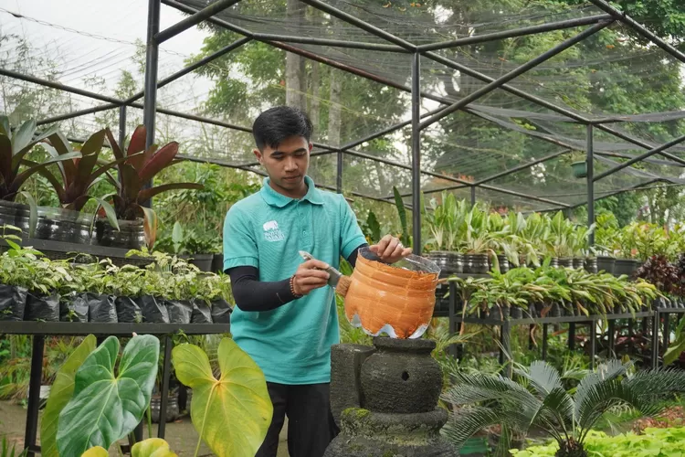 Royal Safari Garden menjaga kelestarian lingkungan dengan tanam pohon dan pemanfaatan galon bekas jadi pot tanaman (ist)