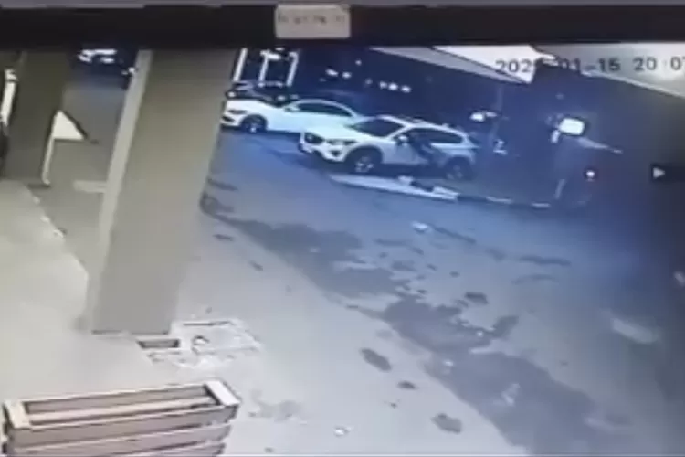 Tangkapan layar pencurian dengan modus pecah kaca mobil milik Yuki Kato di supermarket di kawasan Kota Wisata Cibubur, Kecamatan Gunungputri, Kabupaten Bogor. (Tangkapan layar)