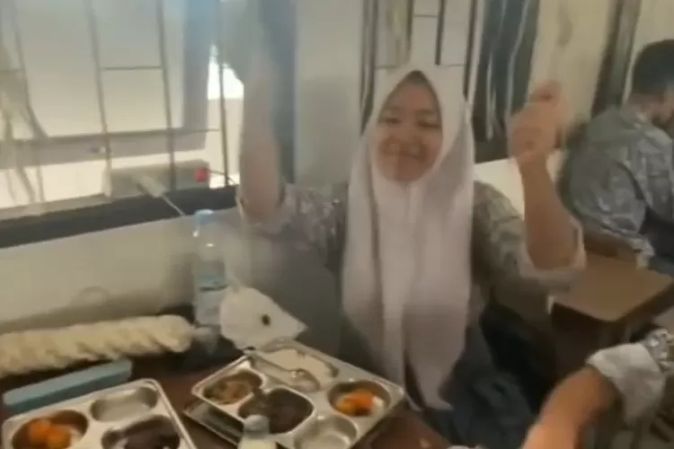 Tangkapan layar sejumlah siswi SMA yang menikmati makan bergizi gratis sambil bawa kerupuk dan sambal dari rumah. (Threads @informania)