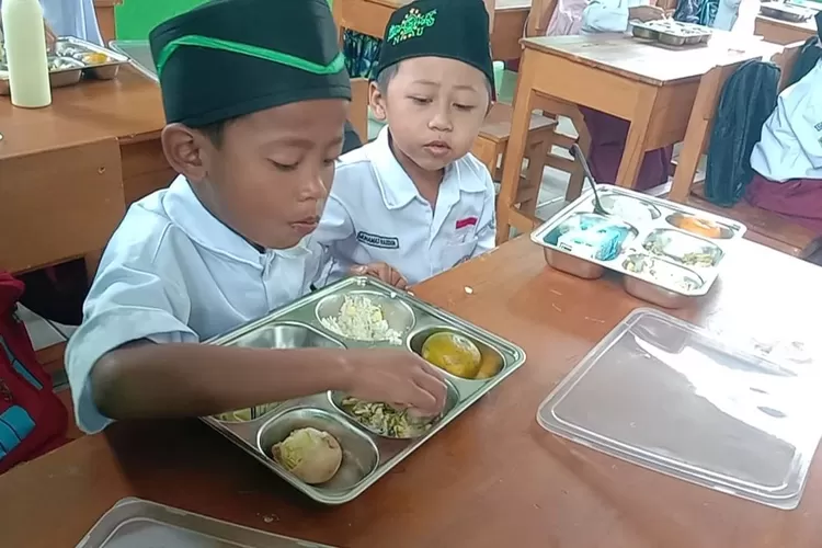 Ribuan siswa di Kecamatan Waluran, Kabupaten Sukabumi terlihat antusias dalam mengikuti launching program Makan Bergizi Gratis (Indra)