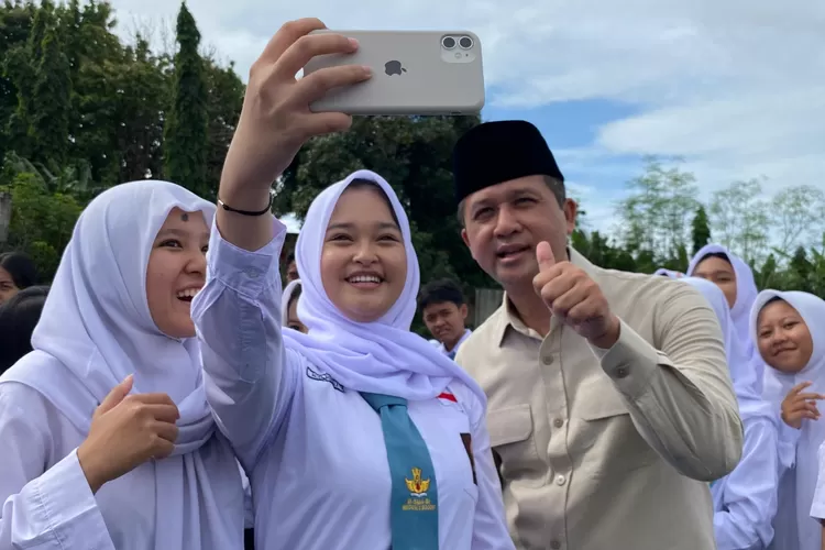Menteri Transmigrasi Iftitah foto bersama dengan siswa SMAN 2 Kota Bogor.  (Fadli Metropolitan)