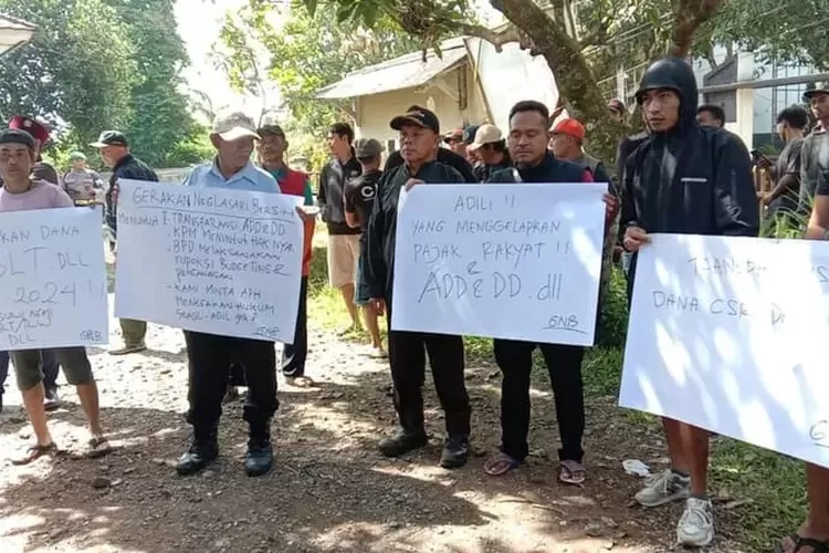 Gegara dituduh menggelapkan duit dana desa (DD), Kades Neglasari, Lengkong, Kabupaten Sukabumi didesak mundur oleh warga (Indra)