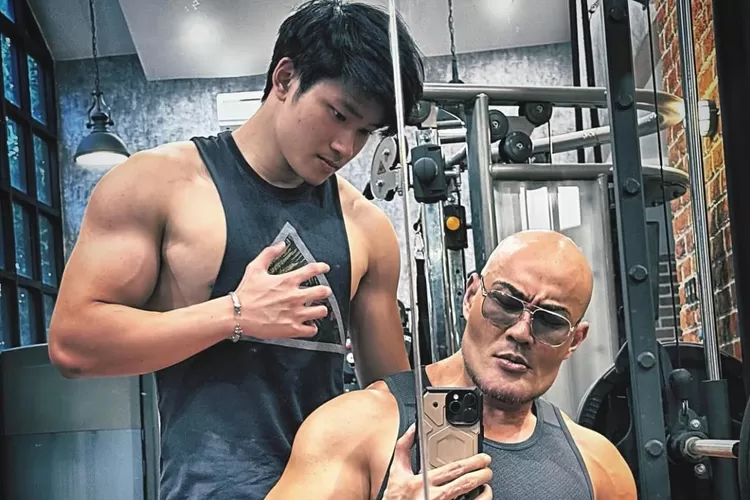 Deddy Corbuzier bersama sang anak  Azkanio Nikola Corbuzier (Instagram/@mastercorbuzier)