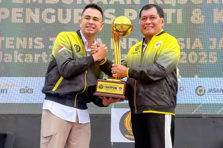 Raffi Ahmad berfoto bersama Ketua Umum PP Pelti, Nurdin Halid.  (Instagram/@raffinagita1717)