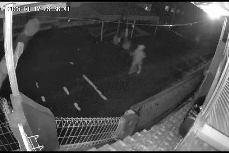 Tangkapan layar aksi tawuran di Desa&nbsp;Tanjungsari, Kecamatan Cijeruk, Kabupaten Bogor. (Rekaman CCTV)