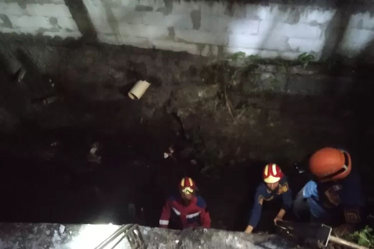 Petugas Damkar Kabupaten Bogor mengevakuasi pengendara motor yang tercebur ke got di Kelurahan Sukahati, Kecamatan Cibinong, Kabupaten Bogor. (Damkar Kabupaten Bogor)