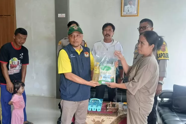 Camat Dan Polsek Palabuhanratu mengecek lokasi bencana pergerakan tanah di Citarik, Kabupaten Sukabumi dan menyerahkan bantuan (ist)