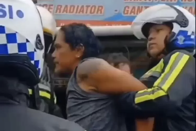 Tangkapan layar polisi mengamankan pengemudi mobil yang diduga menodongkan senjata api jenis pistol usai menabrak tiga motor di Puncak Bogor. (Tangkapan layar)