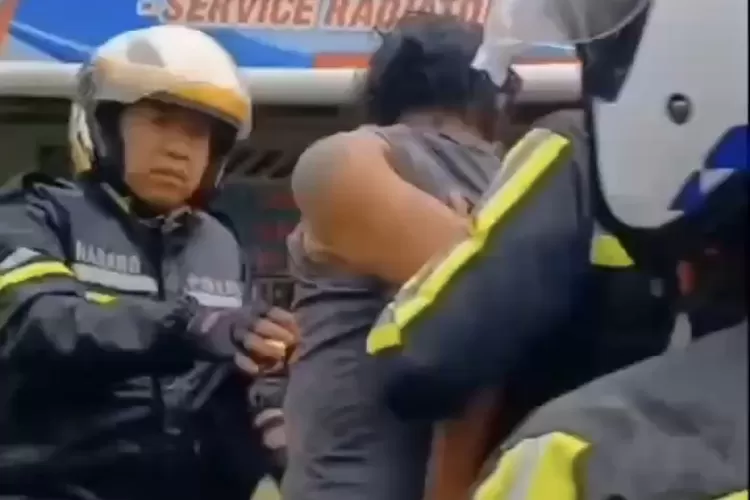 Tangkapan layar polisi mengamankan pengemudi mobil yang diduga menodongkan senjata api jenis pistol usai menabrak tiga motor di Puncak Bogor. (Tangkapan layar)