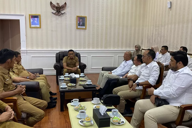 Pertemuan antara Pemkot Bogor bersama tim transisi dari Dedie-Jenal, selaku Wali Kota dan Wakil Wali Kota Bogor terpilih.  (Fadli Metropolitan)