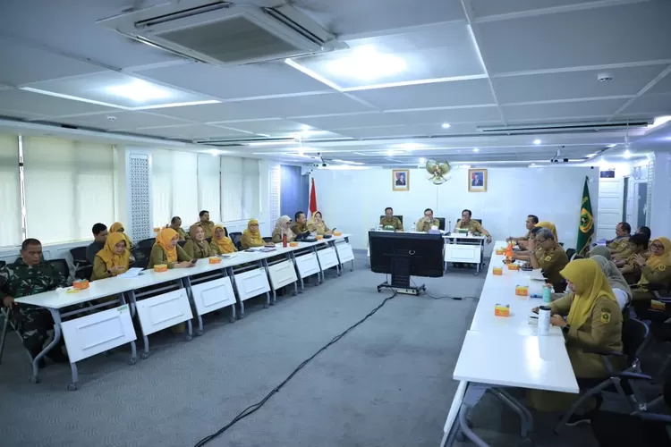 Pj Bupati Bogor Bachril Bakri dan jajaran saat mengikuti rakornas sosialisasi program Pemeriksaan Kesehatan Gratis dan pengendalian inflasi secara virtual di Ruang Rapat I Sekretariat Daerah, Cibinong, Senin, 20 Januari 2025. (Diskominfo)