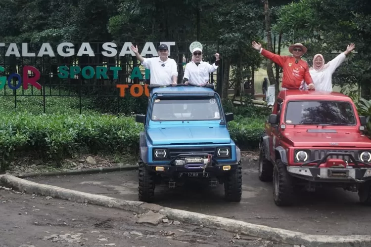 Pj Bupati Bogor Bachril Bakri bersama Sekda Kabupaten Bogor Ajat R Jatnika saat&nbsp;mengunjungi Telaga Saat yang menjadi salah satu destinasi wisata di Puncak Bogor, Kecamatan Cisarua, Minggu, 19 Januari 2025. (Diskominfo)