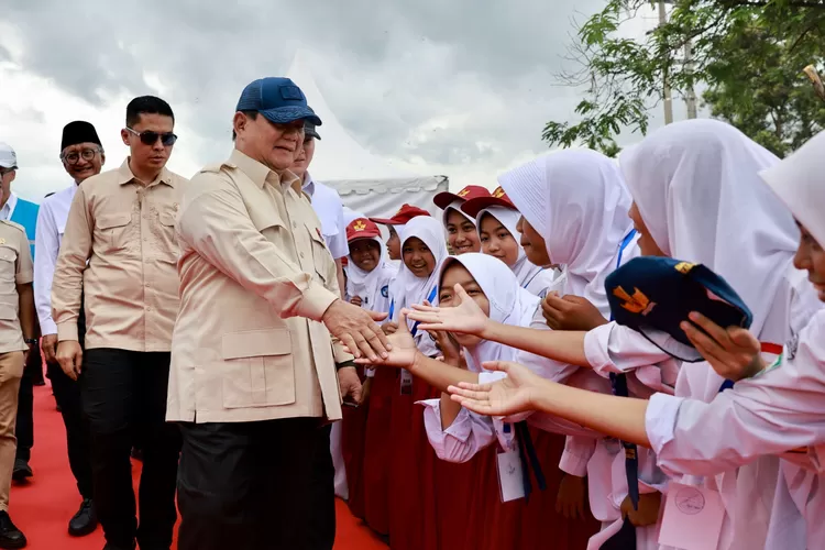Presiden RI Prabowo Subianto menyalami muris SD saat meresmikan Proyek Strategis Ketenagalistrikan di 18 Provinsi di Bendungan Jatigede, Sumedang, Jawa Barat, Senin, 20 Januari 2025. (Tim Media Kepresidenan)