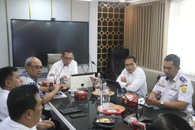 Plt Kepala BPTJ Suharto bersama jajaran Pemkab Bogor saat rapat koordinasi bersama Pemkab Bogor di ruang rapat Sekretariat Daerah Kabupaten Bogor, Cibinong, Selasa, 21 Januari 2025. (Humas Pemkab Bogor)