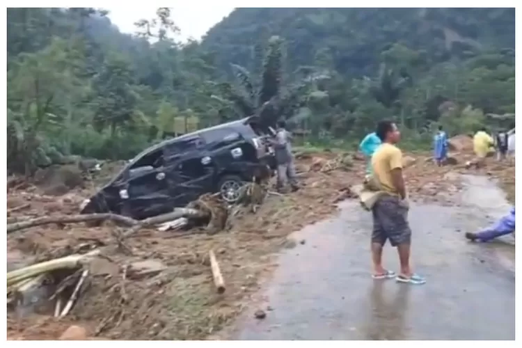 Bencana longsor yang terjadi di Kecamatan Petungkriono, Kabupaten Pekalongan, Jawa Tengah. (X/@EkaPanuntun)