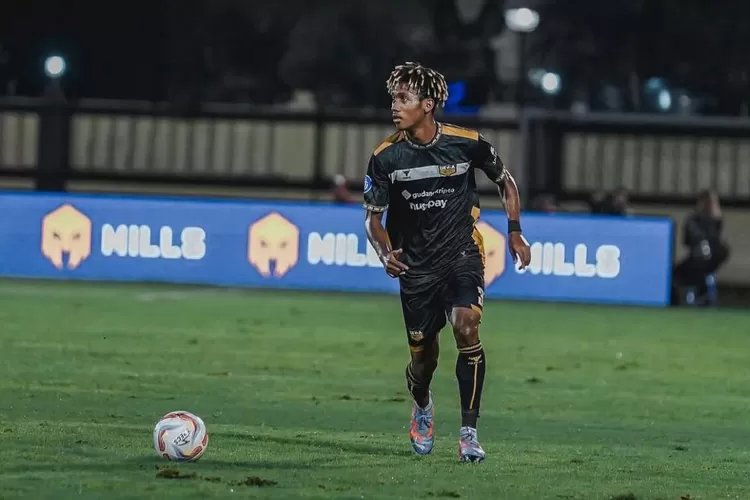 Altalariq Ballah, yang akrab disapa Alta Ballah, menjadi korban rasisme saat membela Dewa United melawan Persib Bandung. (Instagram/@altaqsal)