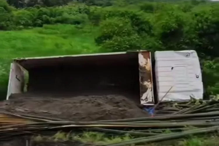 Kecelakaan beruntun di Jalan Raya Cariu - Tanjungsari, Kecamatan Cariu, Kabupaten Bogor. (Tangkapan layar)