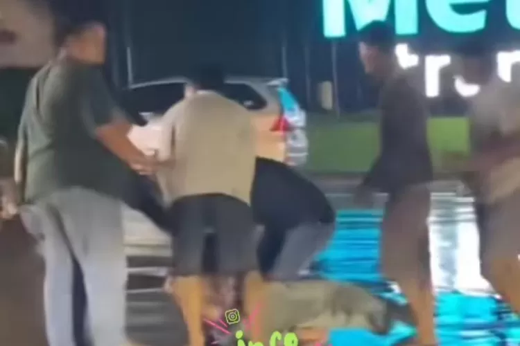 Tangkapan layar seorang pria dikeroyok massa di Kawasan Metland, Kecamatan Cileungsi, Kabupaten Bogor. (Instagram @infocileungsiid)