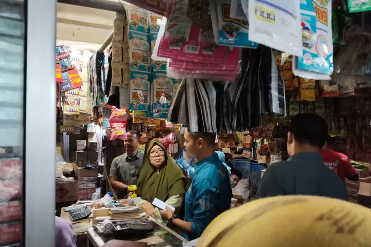 Saat cek pasar, UPTD Pasar Cibadak mengklaim stok pangan dan sembako di Kabupaten Sukabumi aman menjelang bulan suci Ramadan (Indra)