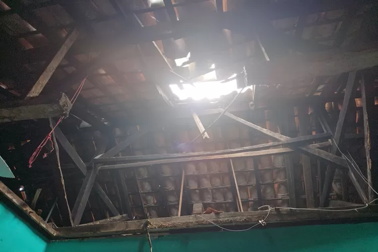 Kondisi atap rumah warga di Gunung Batu, Kota Bogor yang mengalami ambruk.  (Dok BPBD Kota Bogor)