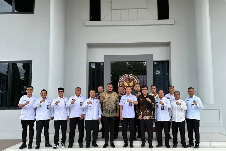 Ketua DPRD Kabupaten Bogor Sastra Winara bersama Bupati Bogor terpilih Rudy Susmanto saat mengunjungi Puslola Kawasan Bainstrahan Kemhan di Babakanmadang, Kabupaten Bogor, Rabu, 22 Januari 2025. (DPRD Kabupaten Bogor)