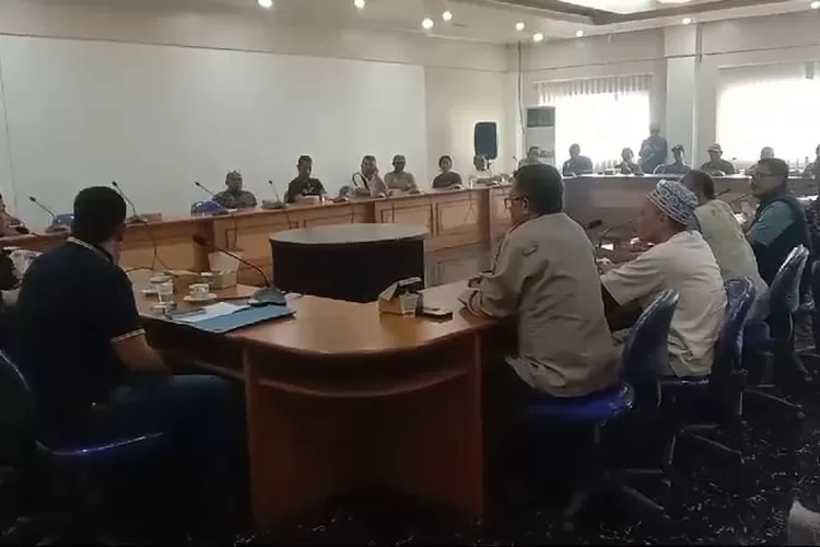 Warga Pajampangan mendesak DPRD Kabupaten Sukabumi untuk turun tangan mengatasi persoalan krisis listrik di wilayah mereka (Indra)