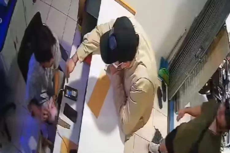 Tangkapan layar aksi kedua WNA yang melakukan penipuan dengan modus tukar uang di Agen BRILink yang ada di Kota Bogor. 