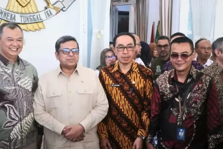 Sekda Kabupaten Sukabumi Ade Suryaman bertemu Babe Haikal untuk membahas sertifikasi halal di Kabupaten Sukabumi (ist)
