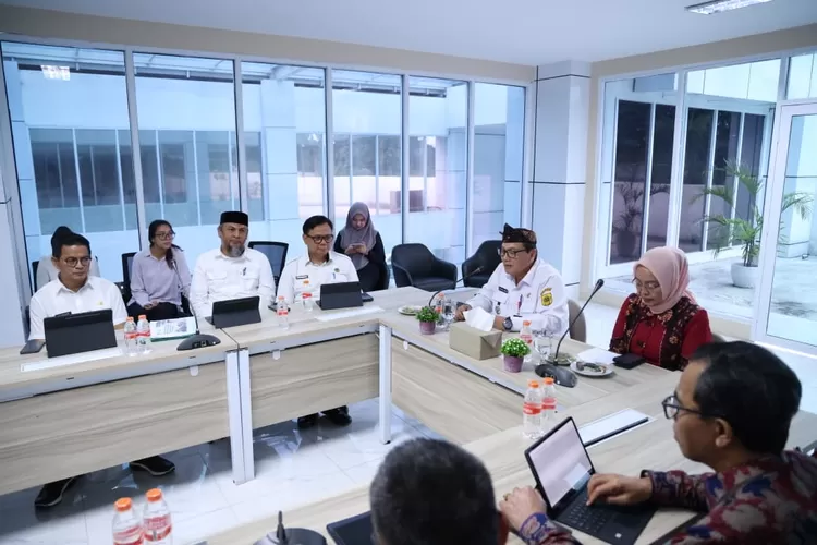 Pj Bupati Bogor Bachril Bakri saat menerima kunjungan Pemkot Jambi di Gedung MPP Kabupaten Bogor, Rabu, 22 Januari 2025. (Diskominfo)